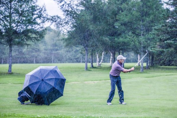 golfer-playing-in-the-rain-1